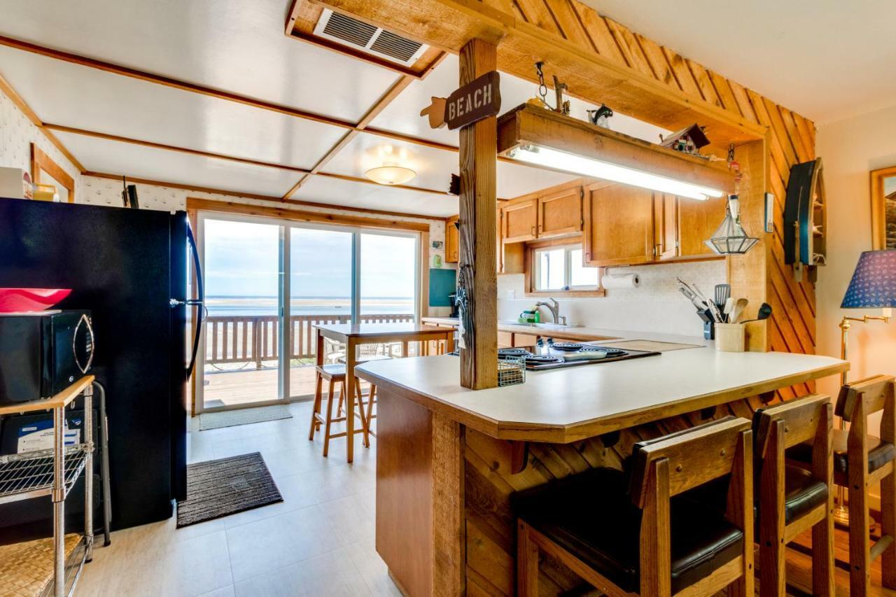Happy Camp Beachfront Cabin Netarts Exterior photo